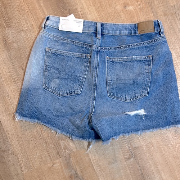 American Eagle distressed mom shorts. Size 6/28. - Picture 2 of 4
